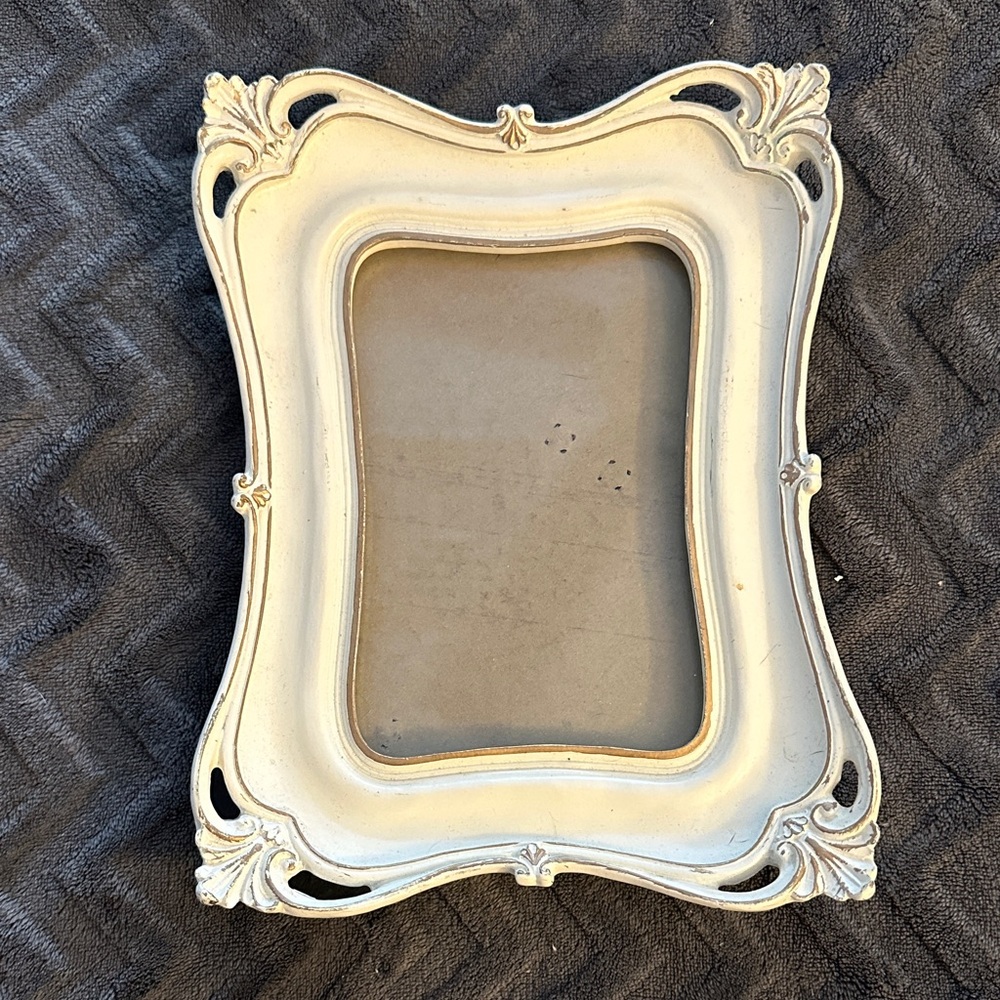 Vintage-Inspired Cream Picture Frame